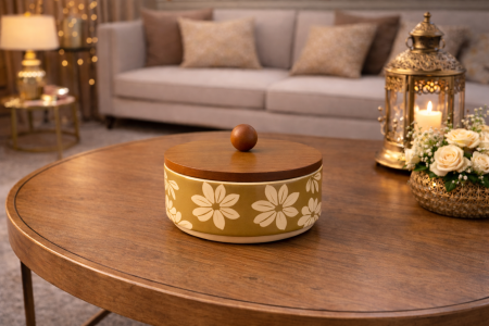 مضيفة تقديم بيج مورد صغير