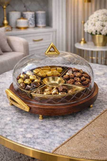 مضيفة مدورة مع صحون هندي