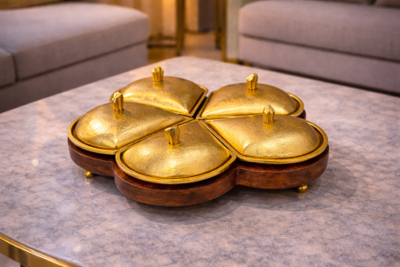 مضيفة  وردة مع ٥ صحون هندي