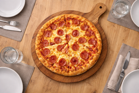 قاعدة خشب مدور مع يد للتقديم