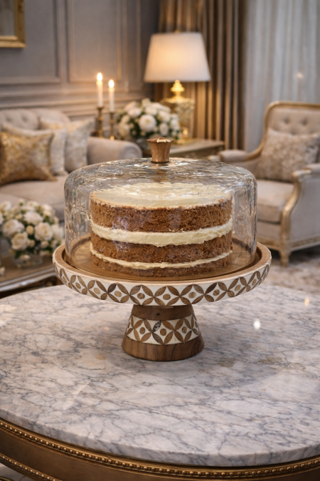 مضيفة كيك مع قاعدة خشب بنقشه ابيض