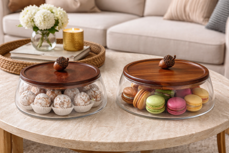 مضيفة تقديم زجاج مع غطا خشب