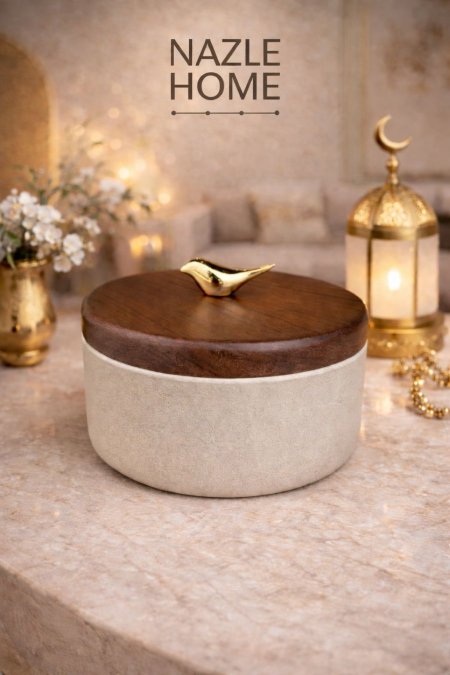 مضيفة تقديم فخار مع غطا خشب