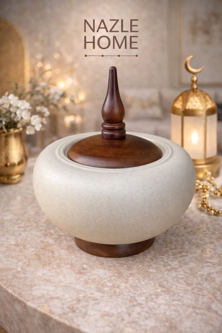 مضيفة تقديم فخار مع غطا وقاعدة خشب