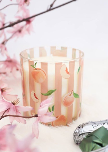 شمعة برائحة الخوخ