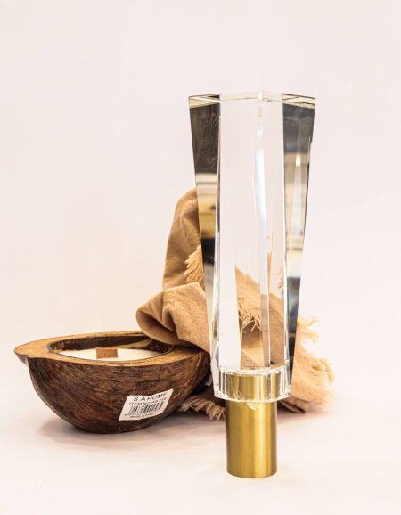 تحفة كرستال شكل هرمي مع قاعدة ذهبية