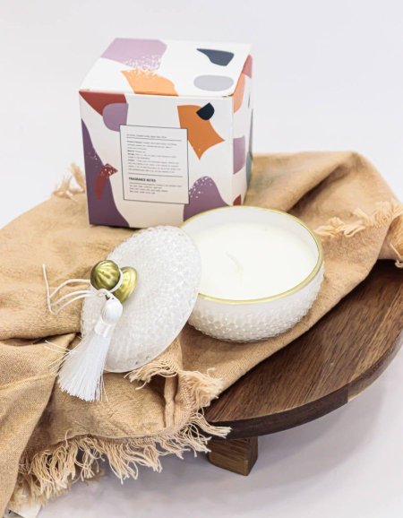 شمعة على شكل سكرية لون ابيض