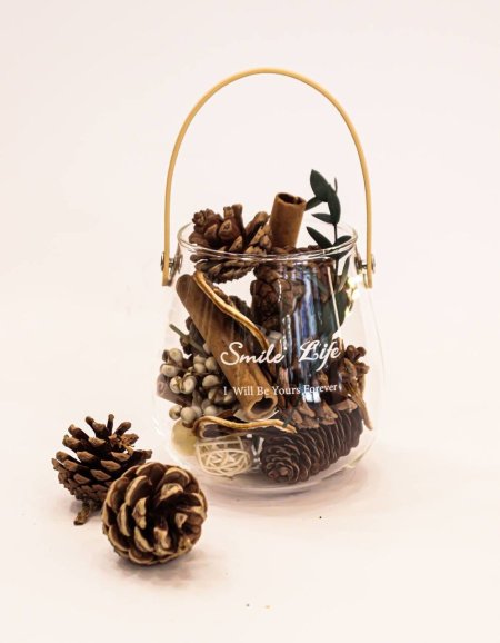 ديكور زجاجة مع ورد جاف