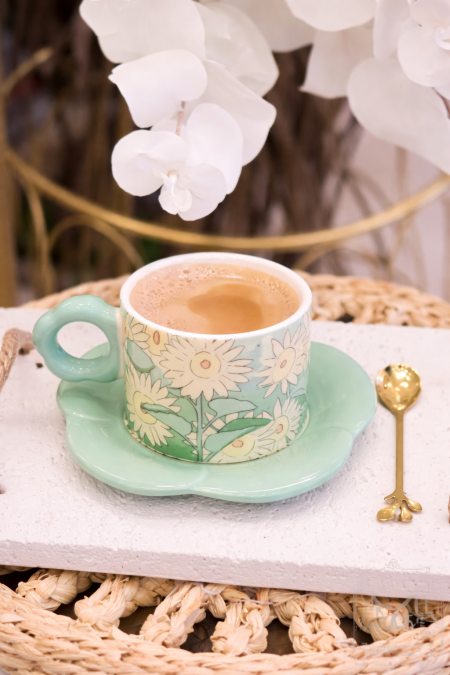 مج نسكافيه مع صحن وملعقة