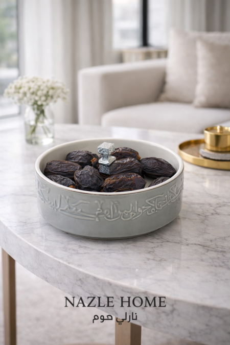 مضيفة تقديم رمادي وسط