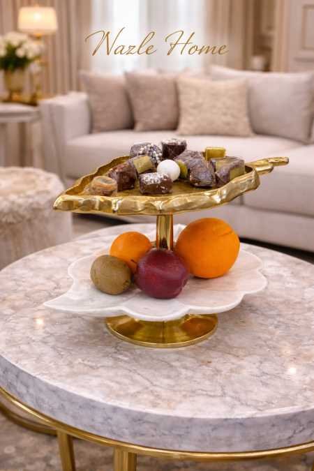 مضيفة تقديم طبقتين ورقة رخام ونحاس