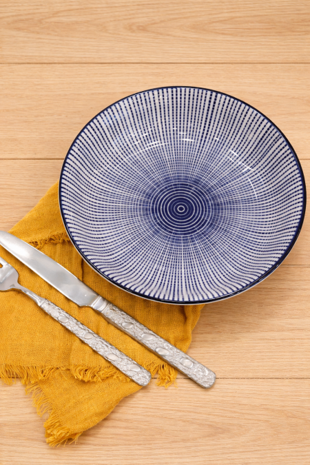 صحن مجور بحفة  - ازرق وابيض مع نقشة - حجم وسط