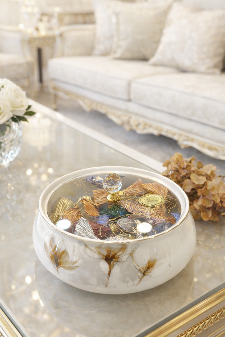 مضيفة تقديم قزاز مورد غطا اكريلك