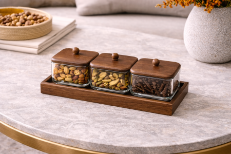 صينية خشب مع 3 علب زجاج بغطا