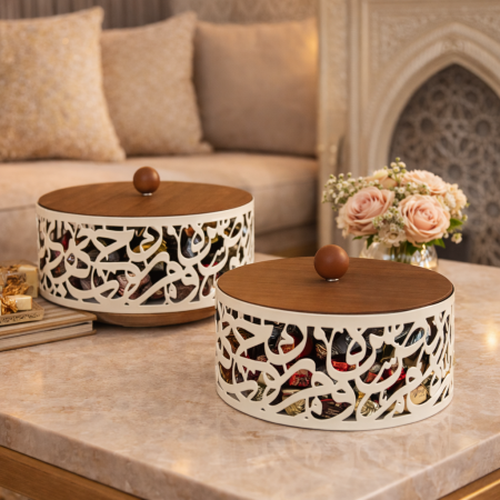 طقم مضايف دائري قطعتين خط عربي لون بيج و خشبي