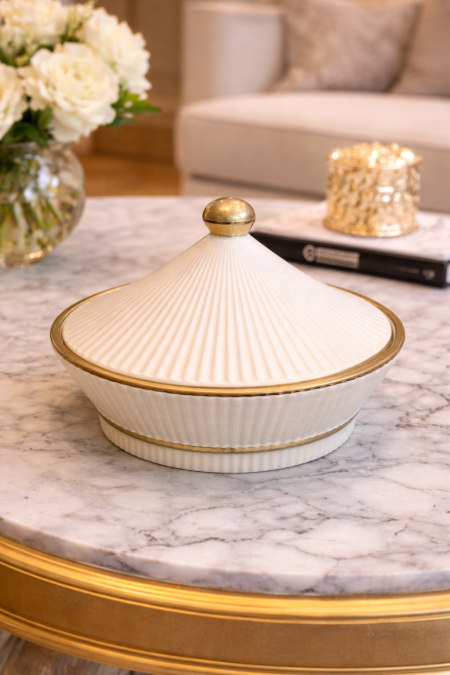 مضيفة تقديم افوايت مع ذهبي