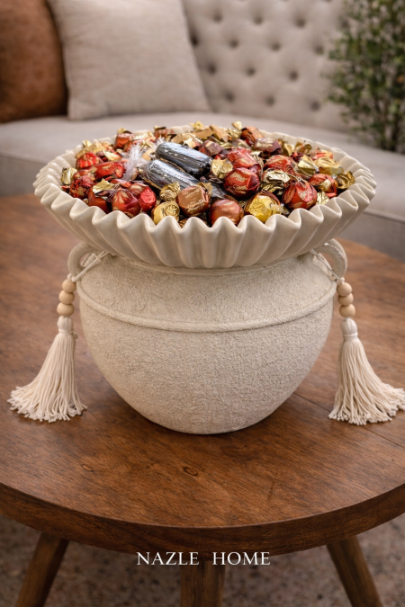 مضيفة تقديم شكلاته فخار و تحفة ديكور