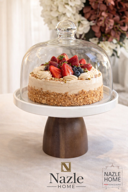 مضيفة تقديم قزاز ابيض مع قاعدة خشب