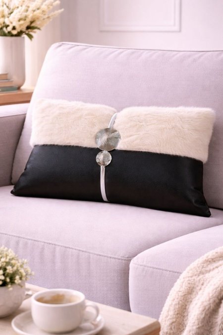 كوشينز جلد اسود مع فرو ابيض اطار فضي30*50