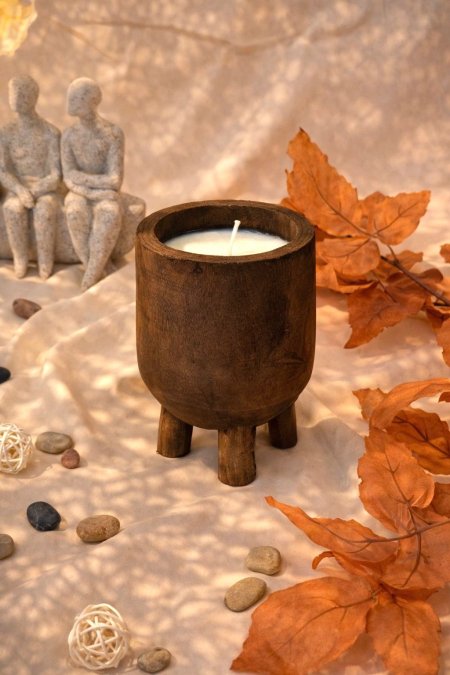 شمع مع قاعده خشب مميزة