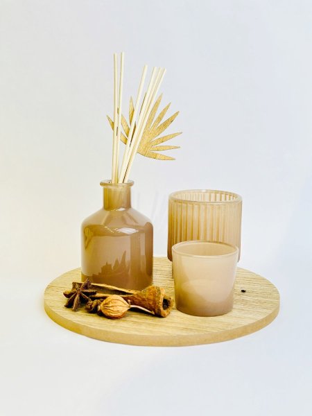 قاعدة خشب مع معطر عيدان