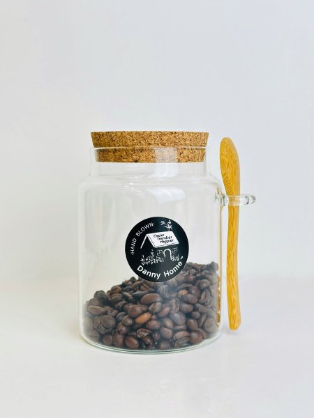 علبة مع ملعقة