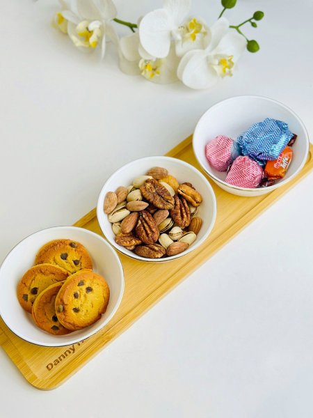 صينية خشب مع 3 صحون للتقديم