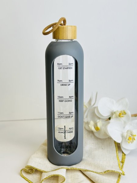 قنية ماء مع اطار جلد