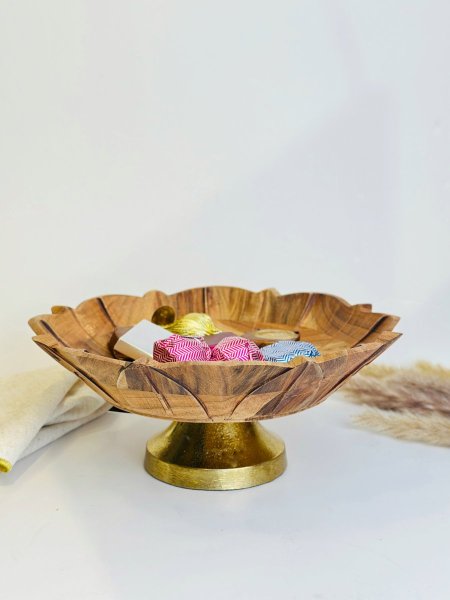 مضيفة خشب بقاعدة نحاس هندي