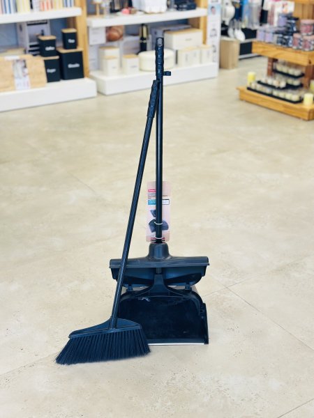 طقم مكنسة ومجرود بغطاء