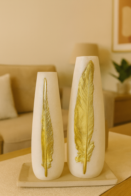 فازة رخام مع نقشة ريش لون ذهبي