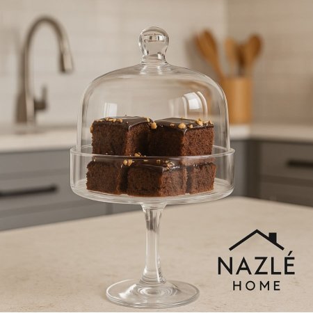 مضيفة تقديم زجاج شفاف