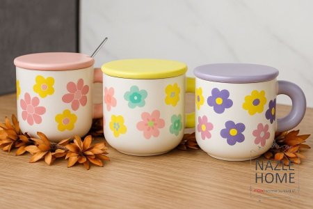 مج وردة مع ملعقة